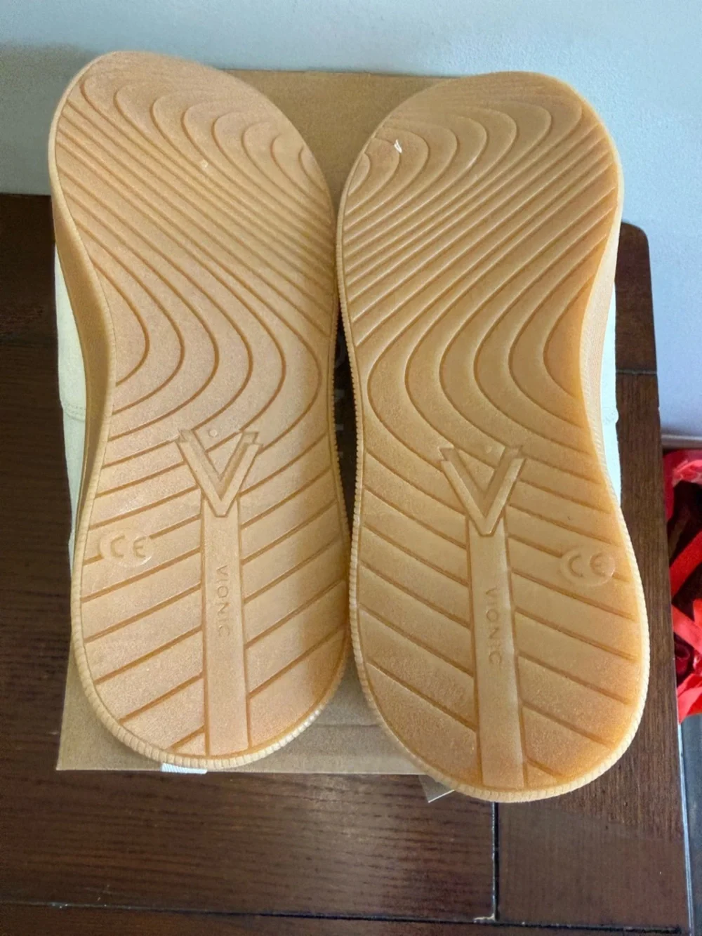 Vionic Coblat Slip-On Canvas‎ Sneaker in Ivory with Gum Sole NEW 9.5